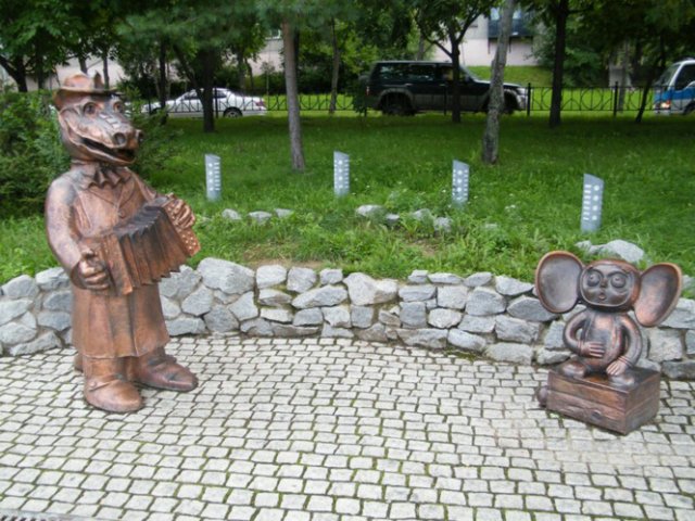 Чебурашка и крокодил Гена как украшение российских дворов (14 фото)