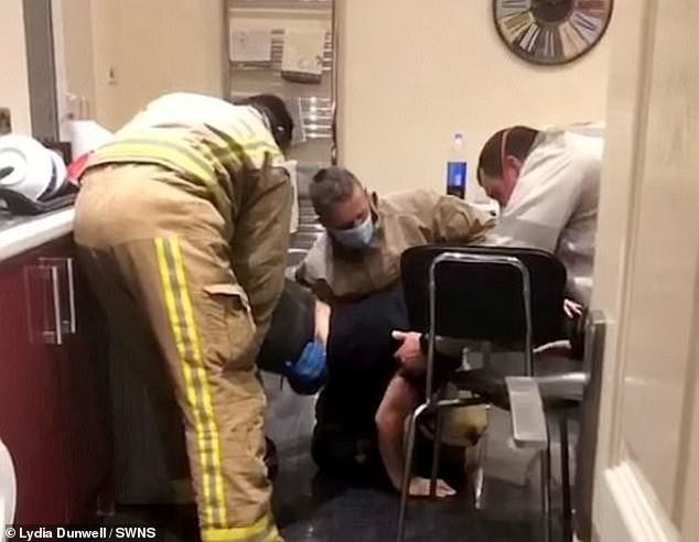 Уморительное спасение британки, которая на спор залезла в сушильную машину (4 фото)