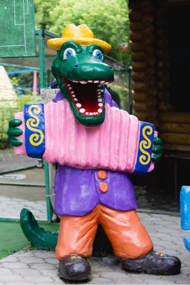 Чебурашка и крокодил Гена как украшение российских дворов (14 фото)