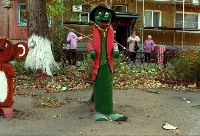 Чебурашка и крокодил Гена как украшение российских дворов (14 фото)