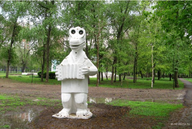 Чебурашка и крокодил Гена как украшение российских дворов (14 фото)
