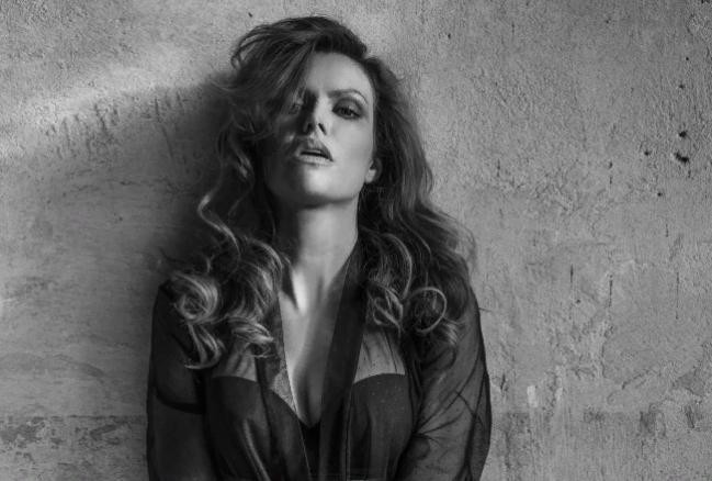 Чемпионка мира по биатлону приняла участие в съёмке для журнала Playboy (5 фото)