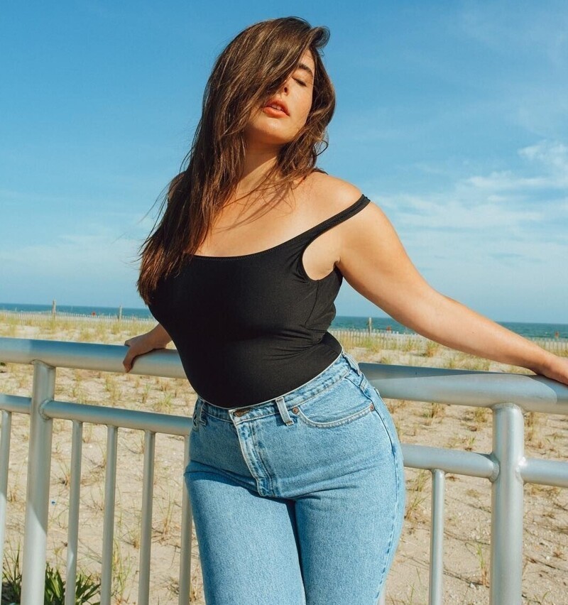 10 очень красивых моделей plus-size (21 фото) 10 очень красивых моделей plus-size (21 фото)