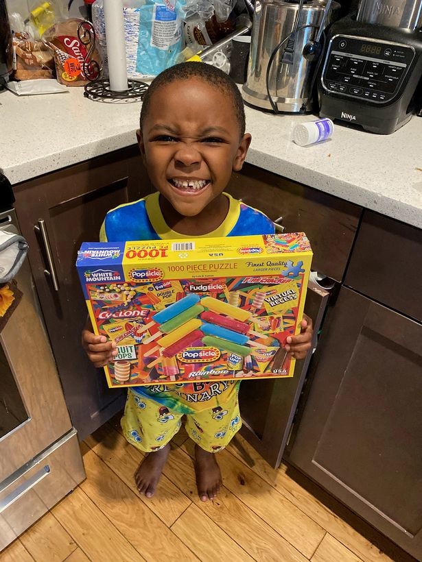 Ребенок заказал 51 ящик мороженого и чуть не обанкротил семью (4 фото)
