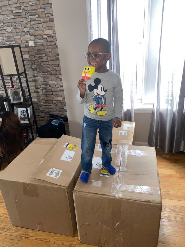 Ребенок заказал 51 ящик мороженого и чуть не обанкротил семью (4 фото)