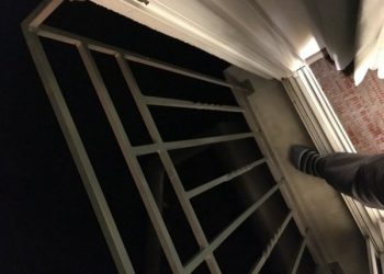 "Ну кто так строит?": подборка очень странных балконов (15 фото)