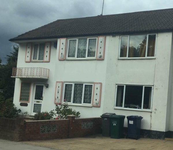 "Ну кто так строит?": подборка очень странных балконов (15 фото)