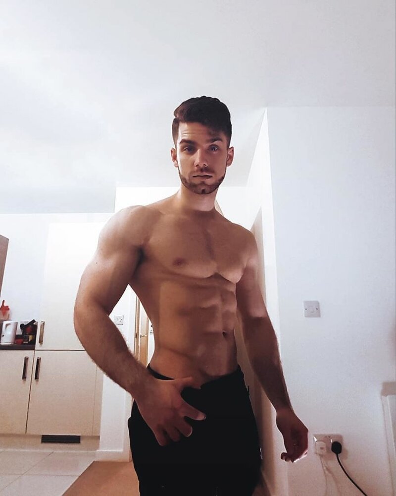 Над парнем издевались одноклассники, но он нашел лучшее оружие от насмешек (11 фото)