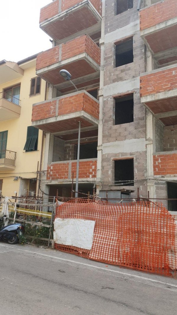 "Ну кто так строит?": подборка очень странных балконов (15 фото)