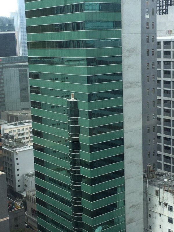 "Ну кто так строит?": подборка очень странных балконов (15 фото)