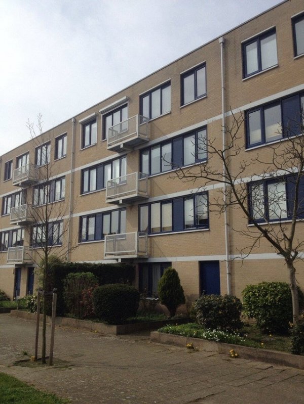 "Ну кто так строит?": подборка очень странных балконов (15 фото)