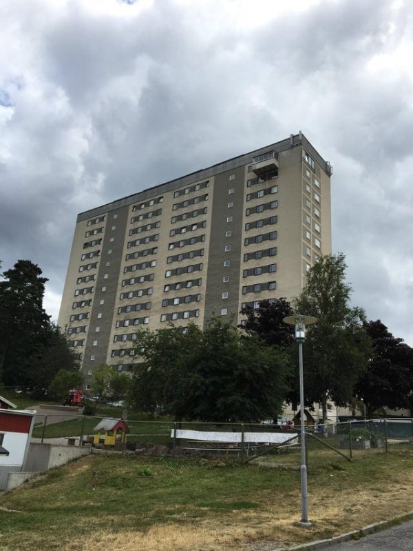 "Ну кто так строит?": подборка очень странных балконов (15 фото)