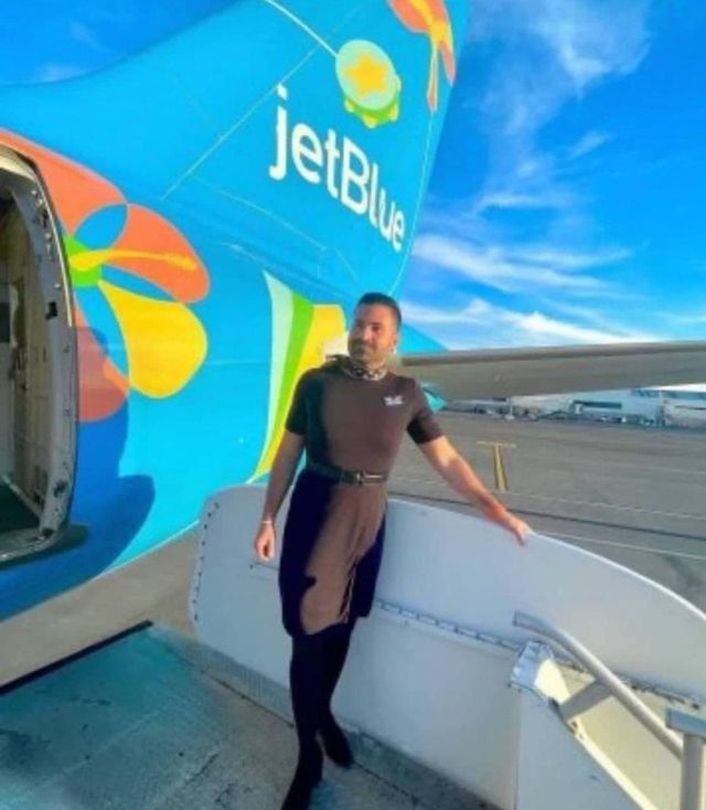 Как выглядит обычный стюард американской авиакомпании Jet Blue Airlines (2 фото)