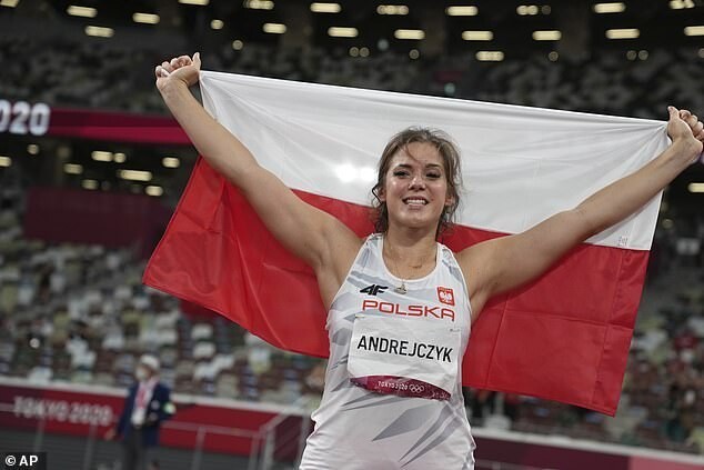 Польская спортсменка продала олимпийскую медаль, чтобы помочь больному ребенку (7 фото)