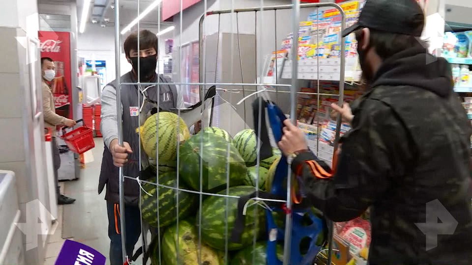 Химик рассказал о найденном яде в крови бабушки и внучки, отравившихся арбузом (2 фото)