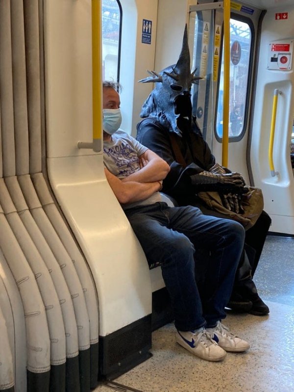 Необычные персонажи и ситуации в метро (18 фото)