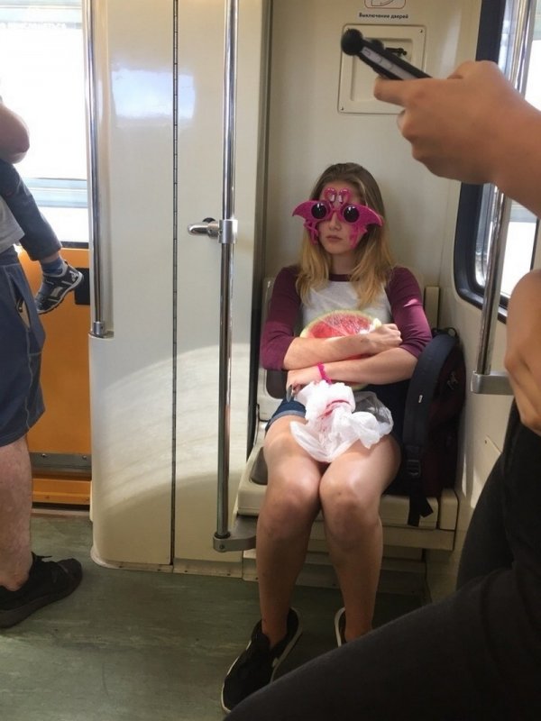 Модники и чудаки из метро (15 фото)