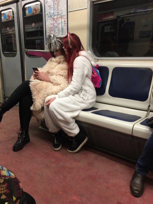 Модники и чудаки из метрополитена (20 фото)