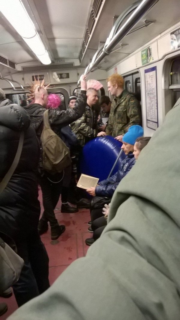Модники и чудаки из метро (15 фото)
