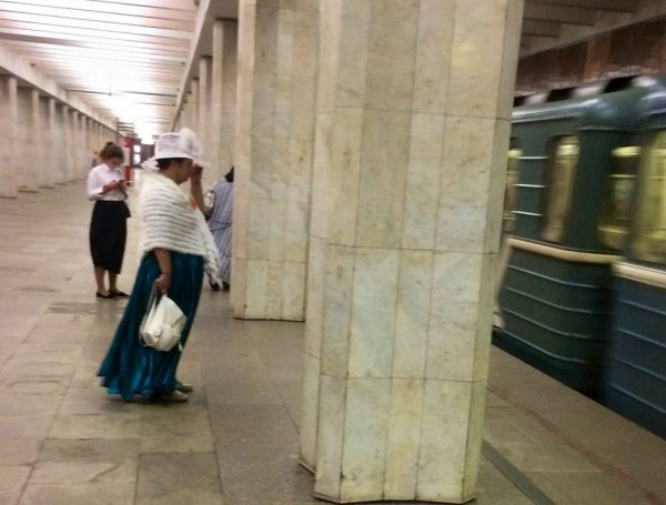 Модники и чудаки из метро (15 фото)