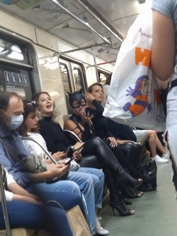 Модники и чудаки из метро (15 фото)
