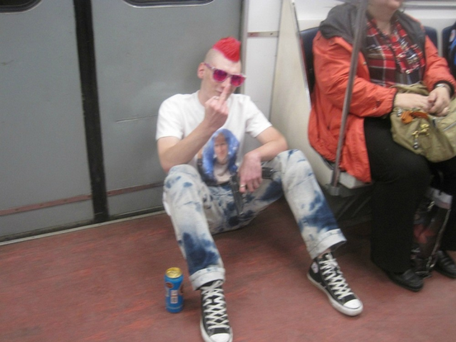 Модники и чудаки из метрополитена (20 фото)