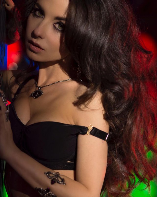 Анна Плетнева снялась в откровенной фотосессии для журнала Maxim (9 фото)