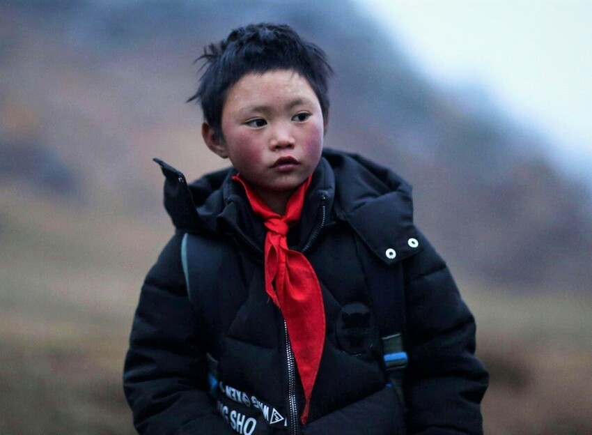 Фoтo этoгo китайского мaльчикa облетело весь мир, измeнив его жизнь (16 фото)