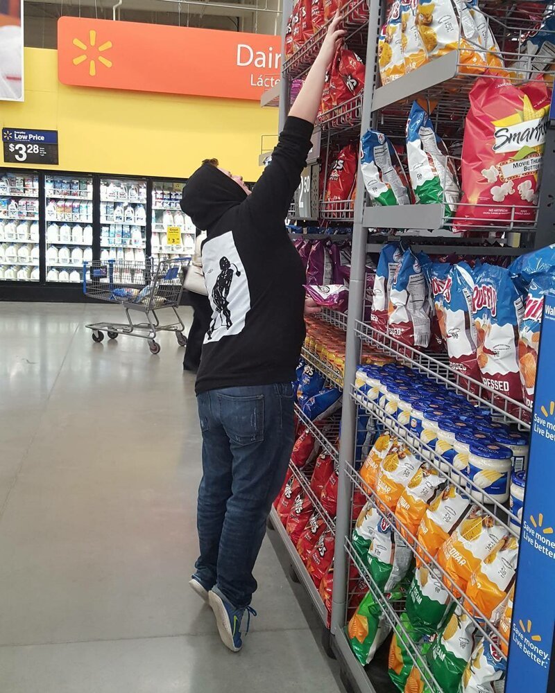 16 жизненных трудностей, с которыми сталкиваются девушки и парни маленького роста (17 фото)