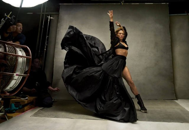 53-летняя Дженнифер Лопес снялась для Vogue (8 фото)