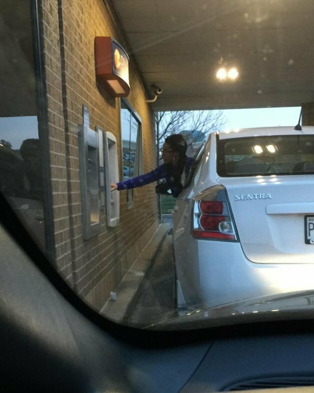 16 жизненных трудностей, с которыми сталкиваются девушки и парни маленького роста (17 фото)