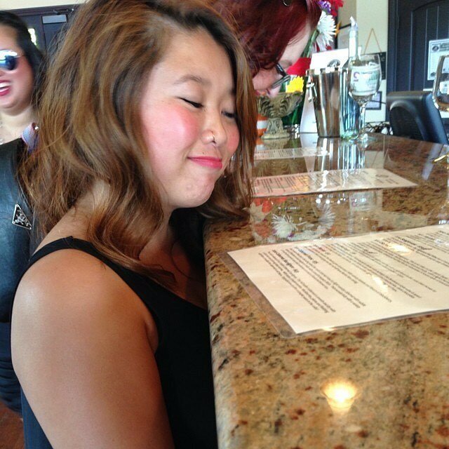 16 жизненных трудностей, с которыми сталкиваются девушки и парни маленького роста (17 фото)