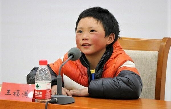 Фoтo этoгo китайского мaльчикa облетело весь мир, измeнив его жизнь (16 фото)