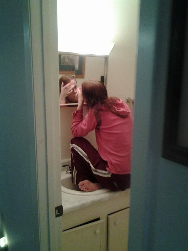 16 жизненных трудностей, с которыми сталкиваются девушки и парни маленького роста (17 фото)