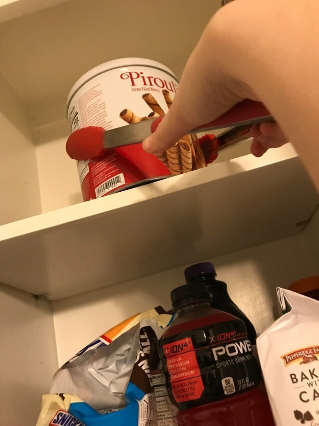 16 жизненных трудностей, с которыми сталкиваются девушки и парни маленького роста (17 фото)