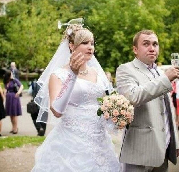 20 забавных свадебных кадров: кто во что горазд (21 фото)