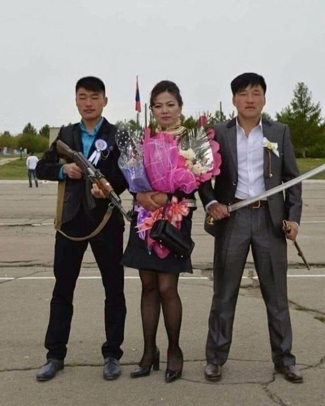 15 странных фотографий из выпускных альбомов, которые лучше никому и никогда не показывать (16 фото)