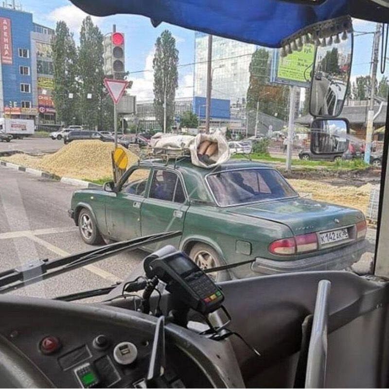 Необычная доставка на Волге (3 фото)