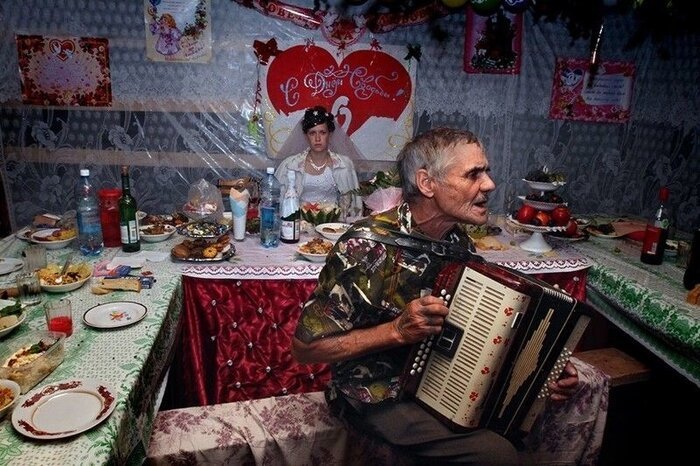 20 забавных свадебных кадров: кто во что горазд (21 фото)