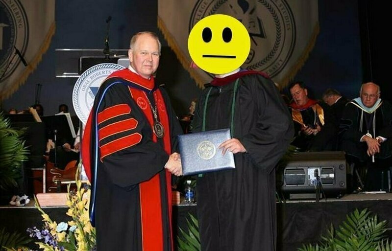 15 странных фотографий из выпускных альбомов, которые лучше никому и никогда не показывать (16 фото)