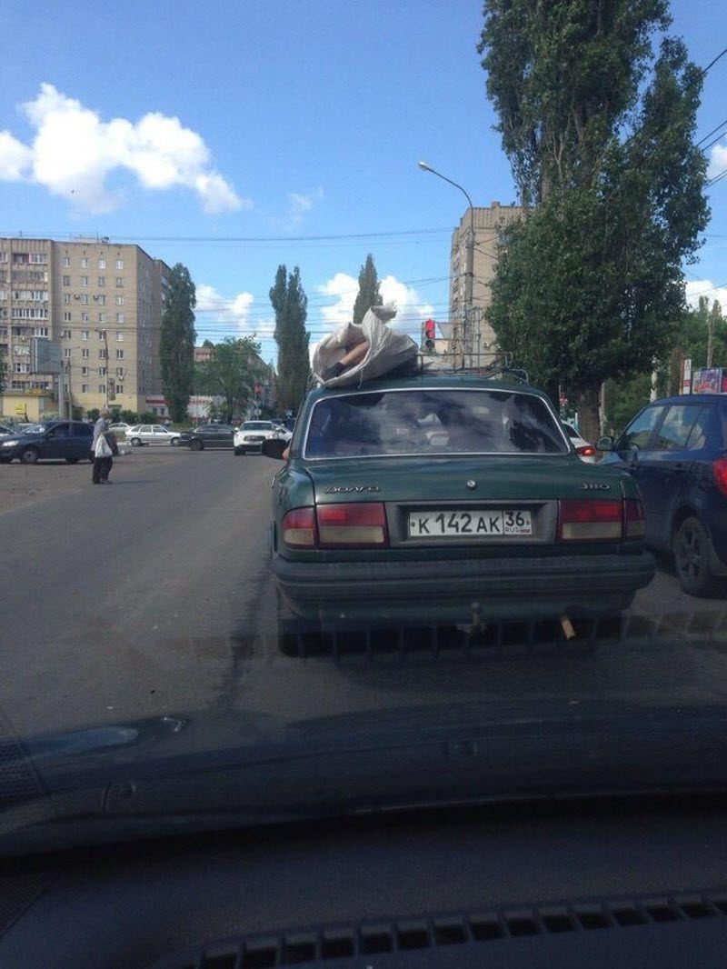 Необычная доставка на Волге (3 фото)