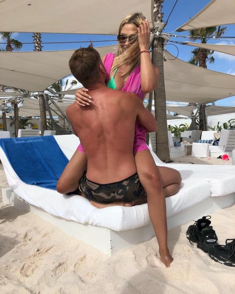 Пытается оправдаться за фальшивые отношения? Рудова хвастается огромным букетом роз
