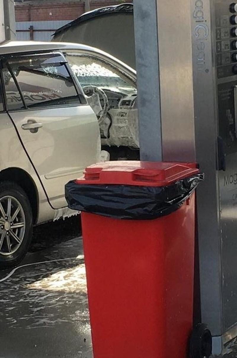 Серьезный подход к мойке автомобиля (2 фото)