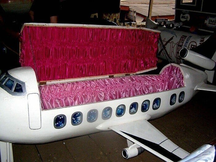 Креативные гробики для изысканных похорон (19 фото)