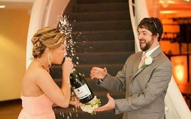 20 забавных свадебных кадров: кто во что горазд (21 фото)