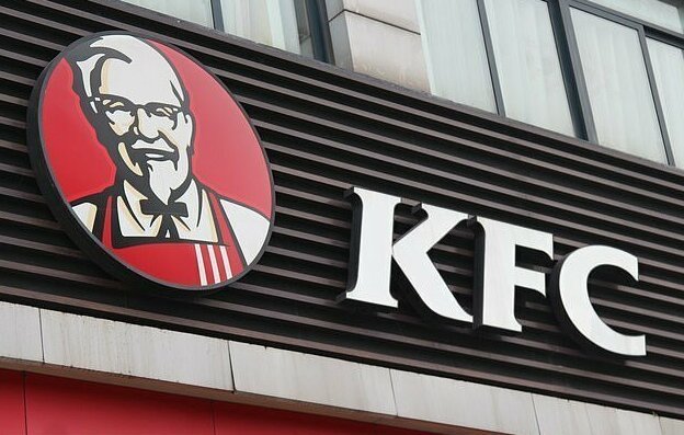 Студент год бесплатно питался в KFC, пока его не разоблачили (3 фото)