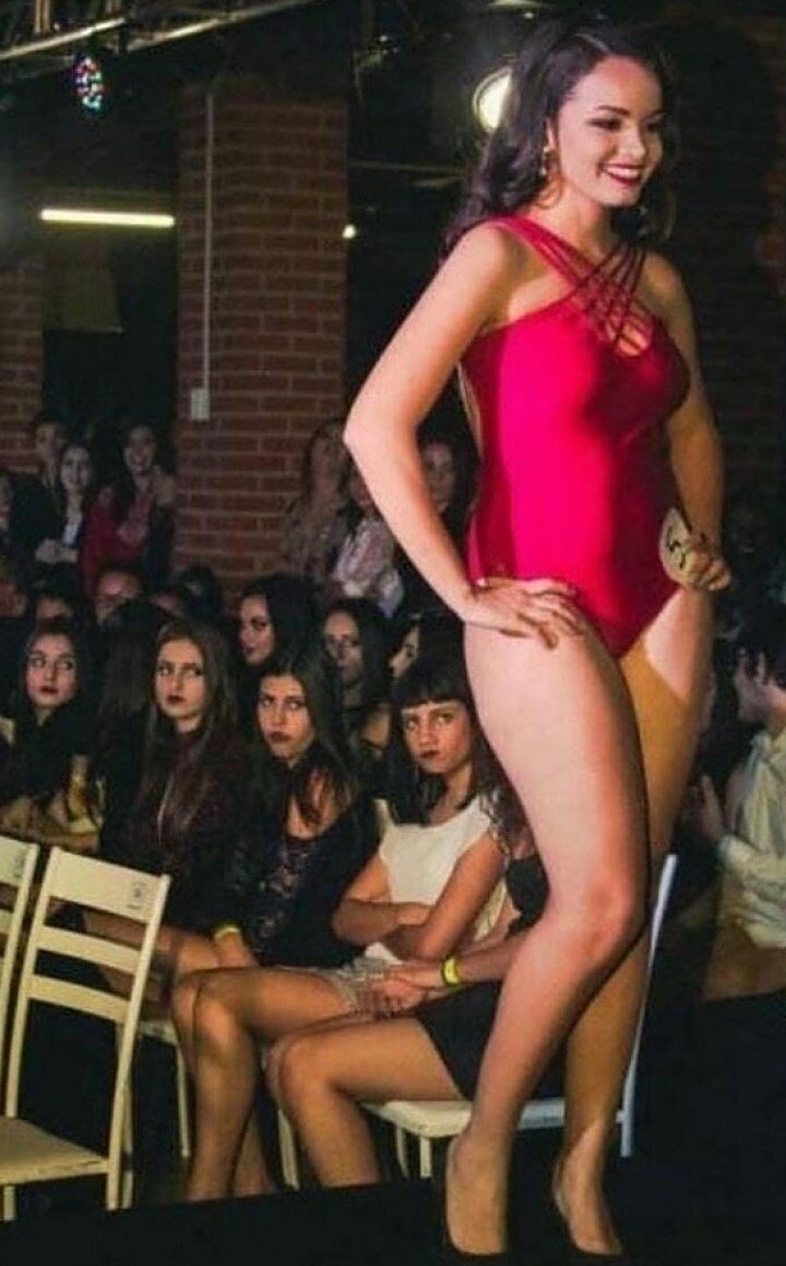 20 неожиданных фотографий, ставших шедеврами благодаря фону (21 фото) 20 неожиданных фотографий, ставших шедеврами благодаря фону (21 фото)