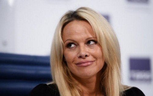 Памела Андерсон продолжает защищать Джулиана Ассанжа