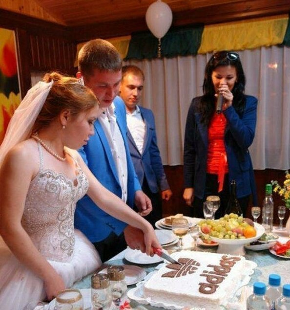 20 забавных свадебных кадров: кто во что горазд (21 фото)