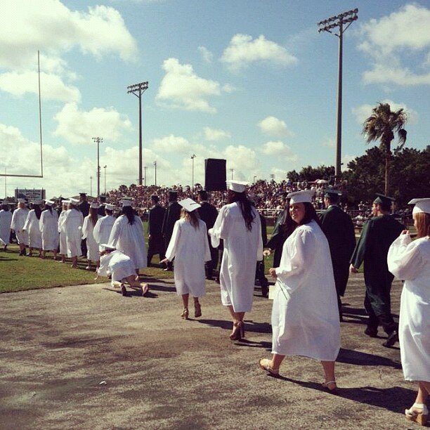 15 странных фотографий из выпускных альбомов, которые лучше никому и никогда не показывать (16 фото)